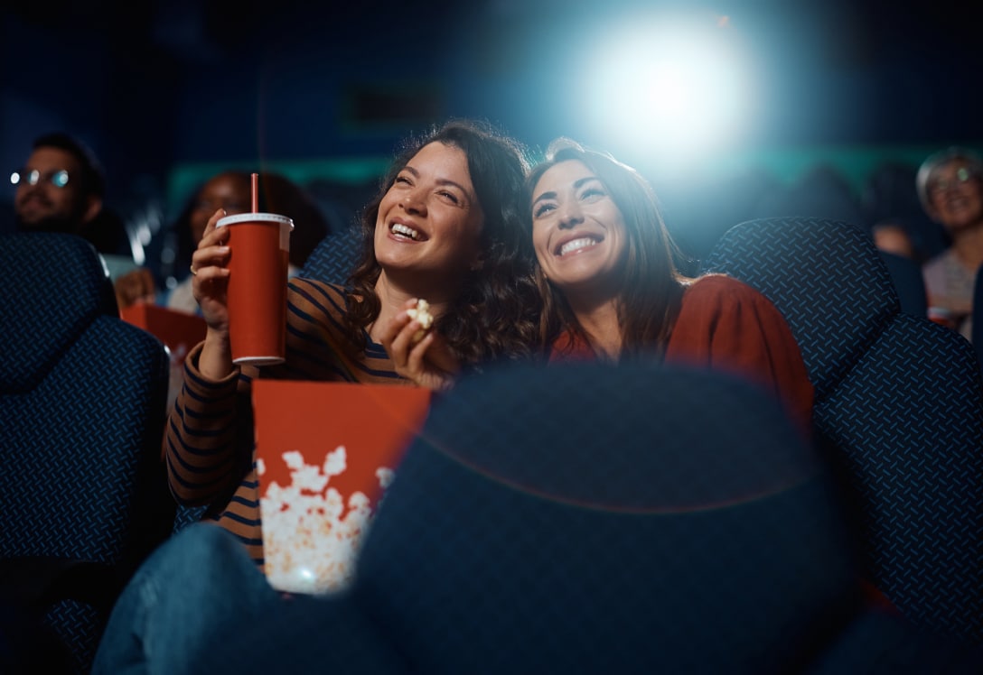 mujeres disfrutando en el cine